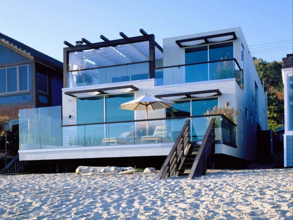 Fachada de casa minimalista frente al mar.