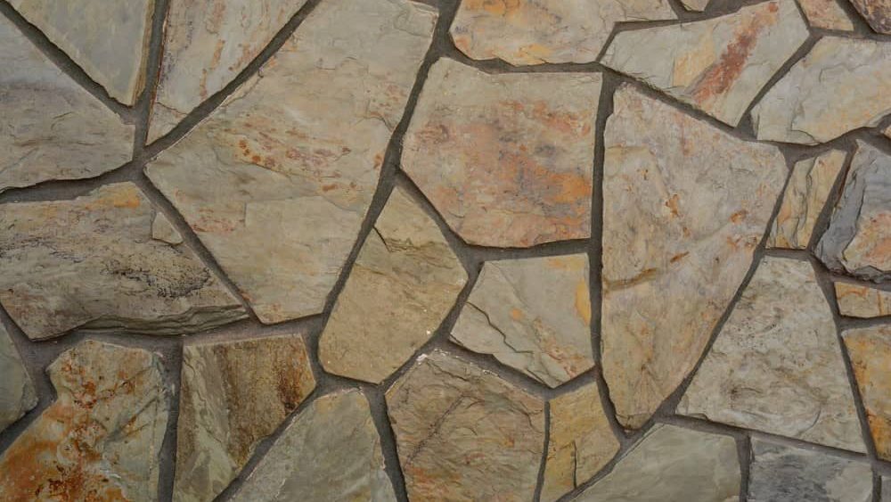 Laja de piedra natural irregular.
