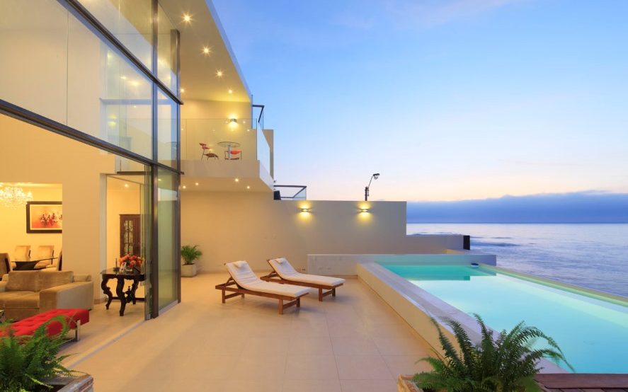 Fachada de casa en la playa de diseño minimalista y moderno 
