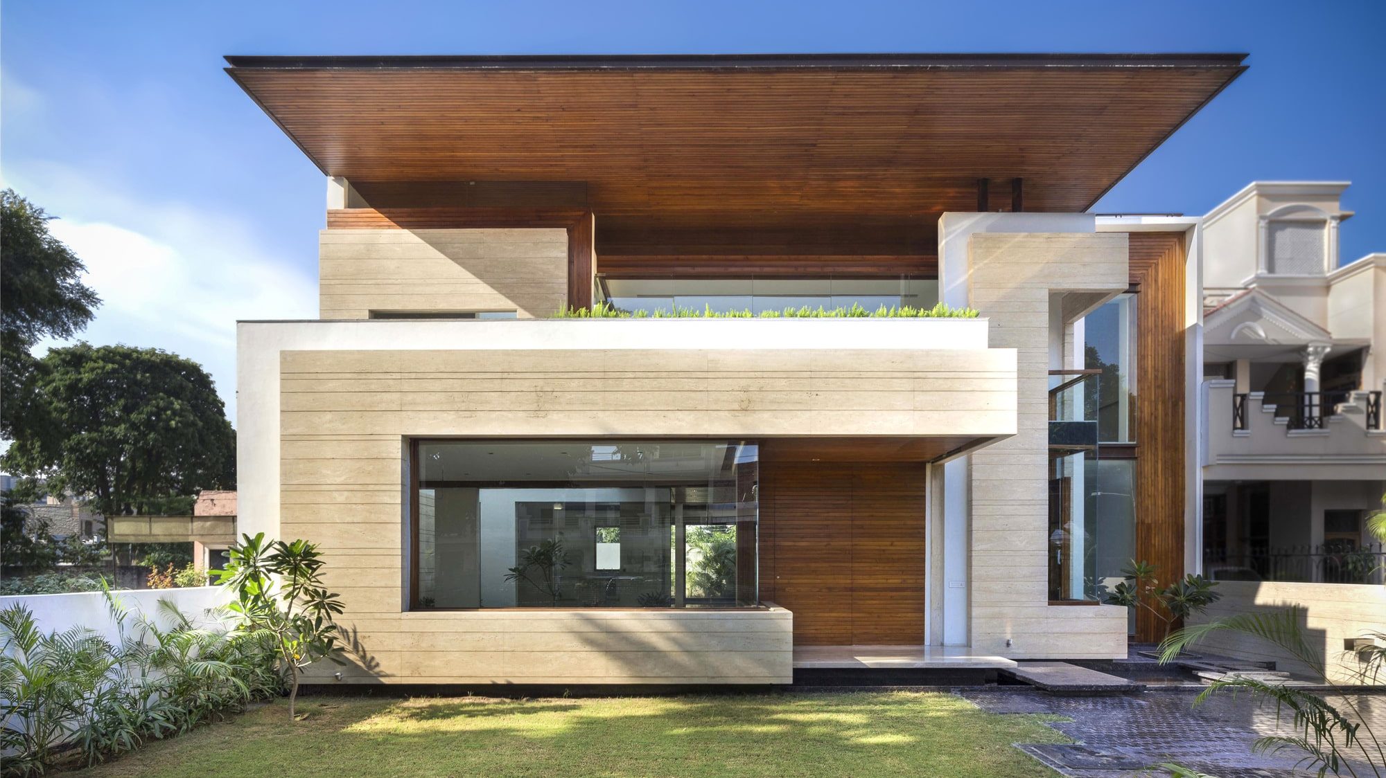 Casa con plafón volado de madera. Impactantes fachadas modernas