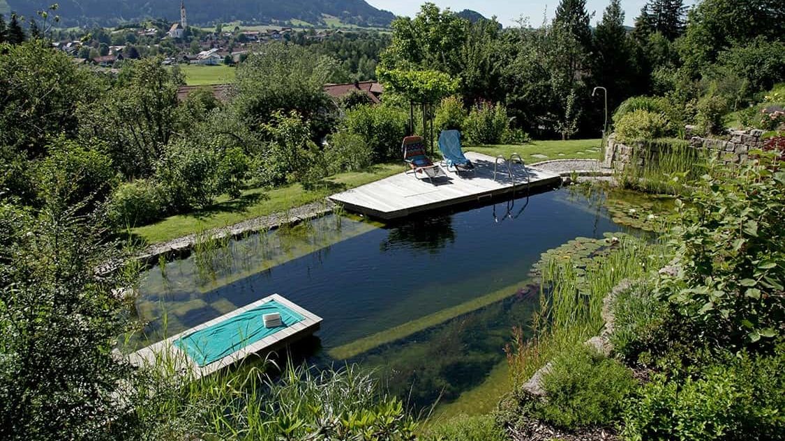 Hermoso lugar de descanso con una pequeña terraza junto a la piscina natural.